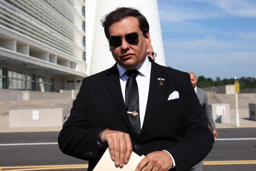 ex-deputado-de-origem-brasileira-george-santos-deixa-prisao-americana-apos-perdao-de-trump