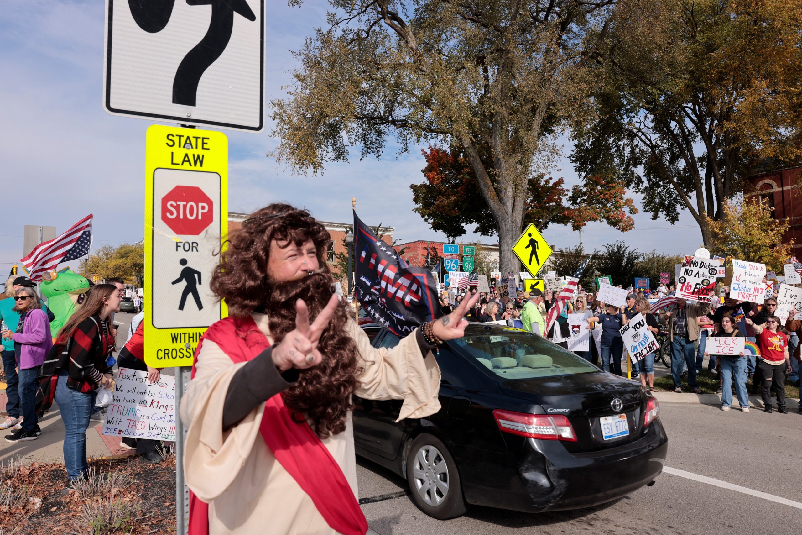 milhares-protestam-contra-trump-em-centenas-de-cidades-dos-eua