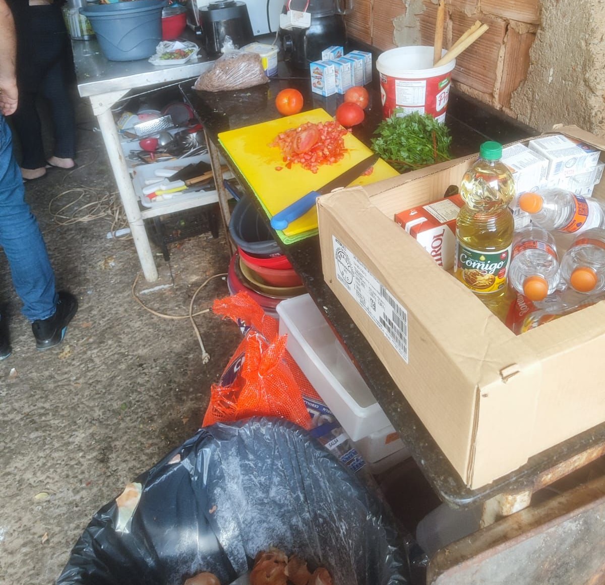 fabrica-clandestina-de-alimentos-e-fechada-em-goiania:-ausencia-de-higiene