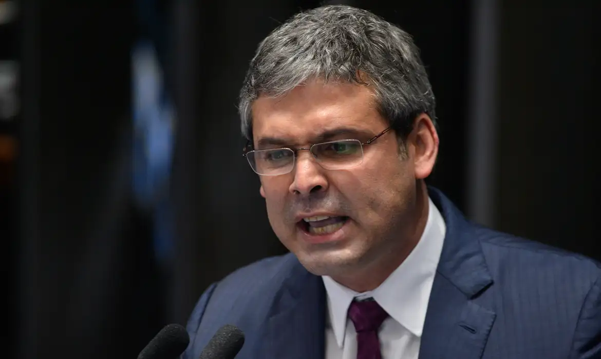 lider-do-pt-recorre-para-levar-a-plenario-arquivamento-de-cassacao-de-eduardo-bolsonaro