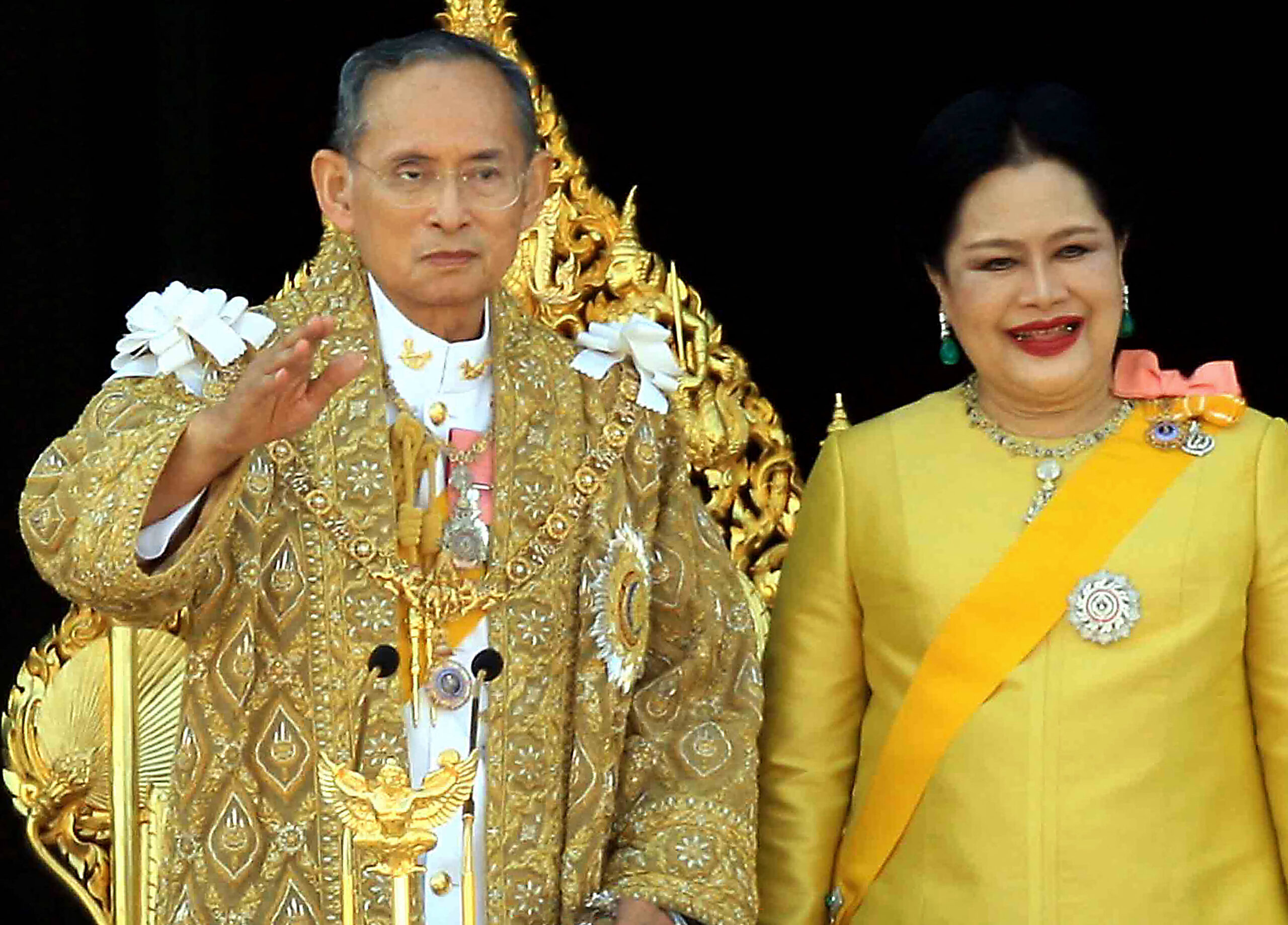 morre-rainha-mae-da-tailandia,-figura-influente-do-glamour-e-do-poder