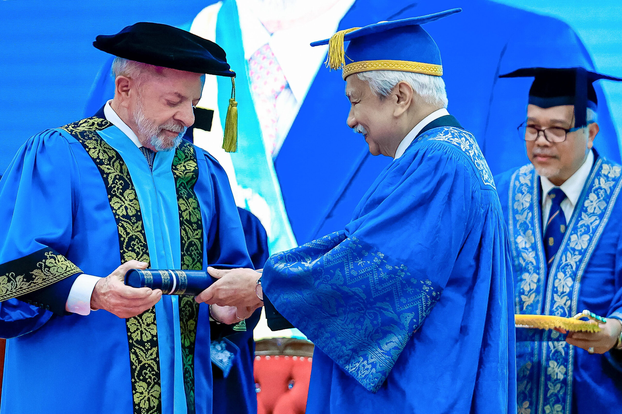 lula-recebe-titulo-na-malasia,-critica-fmi-e-diz-que-‘cop30-sera-a-da-verdade’