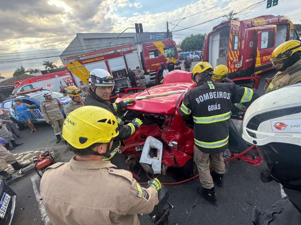 morre-1-dos-feridos-em-acidente-com-6-veiculos-no-jardim-america-em-goiania