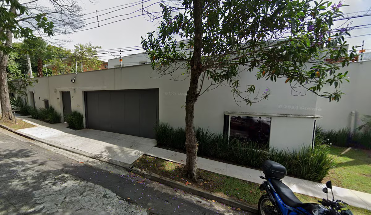 vitimas-refens-e-criminosos-armados:-o-que-se-sabe-sobre-roubo-a-mansoes-em-bairro-nobre-de-sp