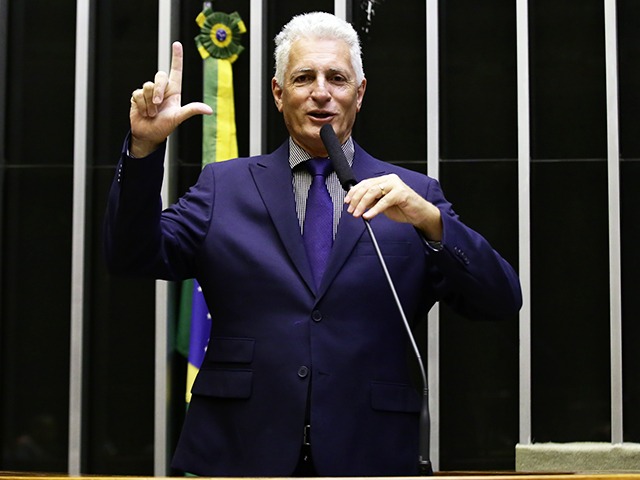 deputado-do-pt-provoca-bolsonaristas-e-mostra-foto-de-lula-com-trump-na-cpmi-do-inss