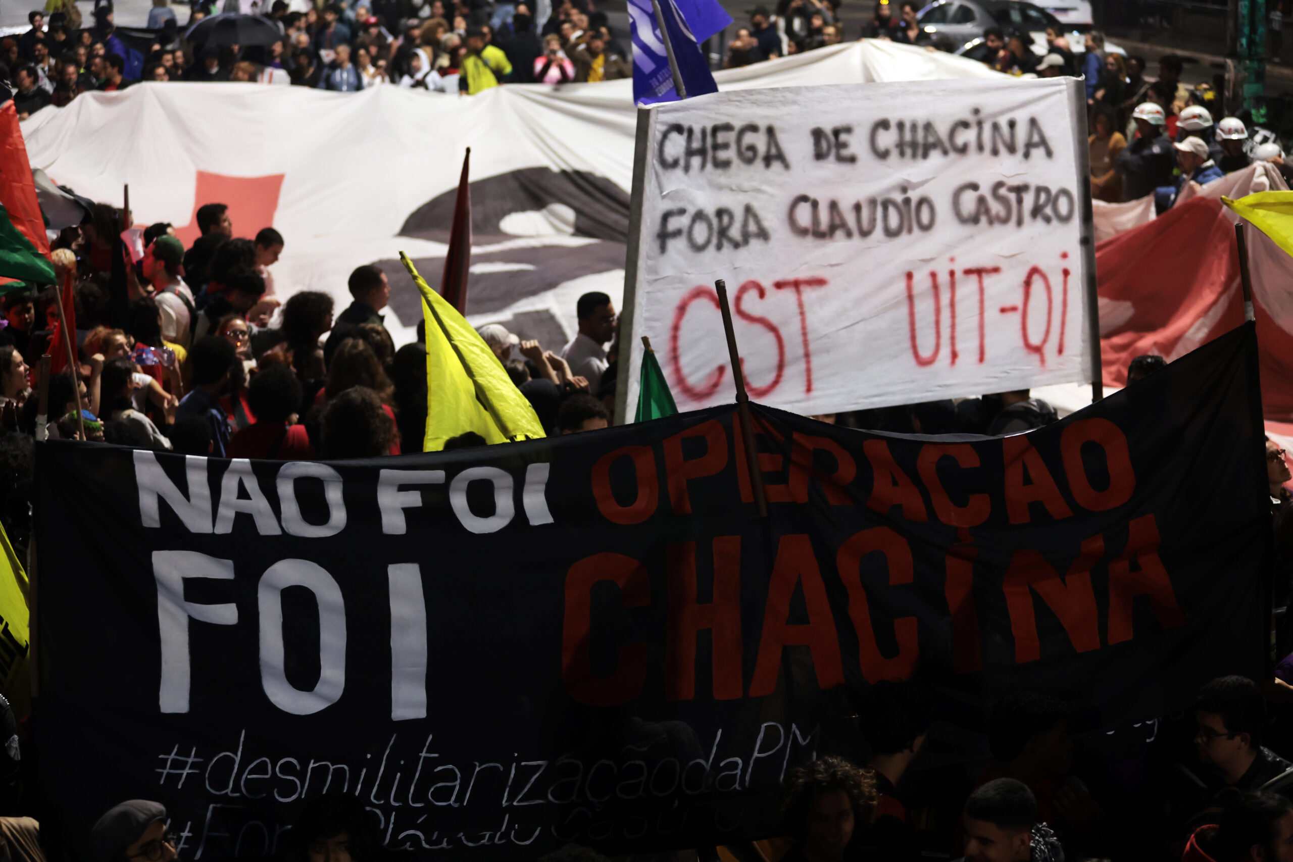 em-atos,-movimento-negro-pede-investigacao-independente-de-acao-no-rio