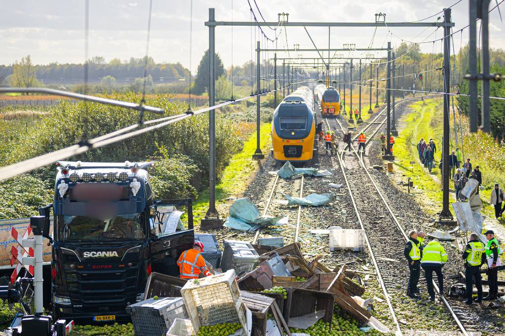 trem-colide-com-caminhao-de-peras-em-cruzamento-ferroviario-na-holanda