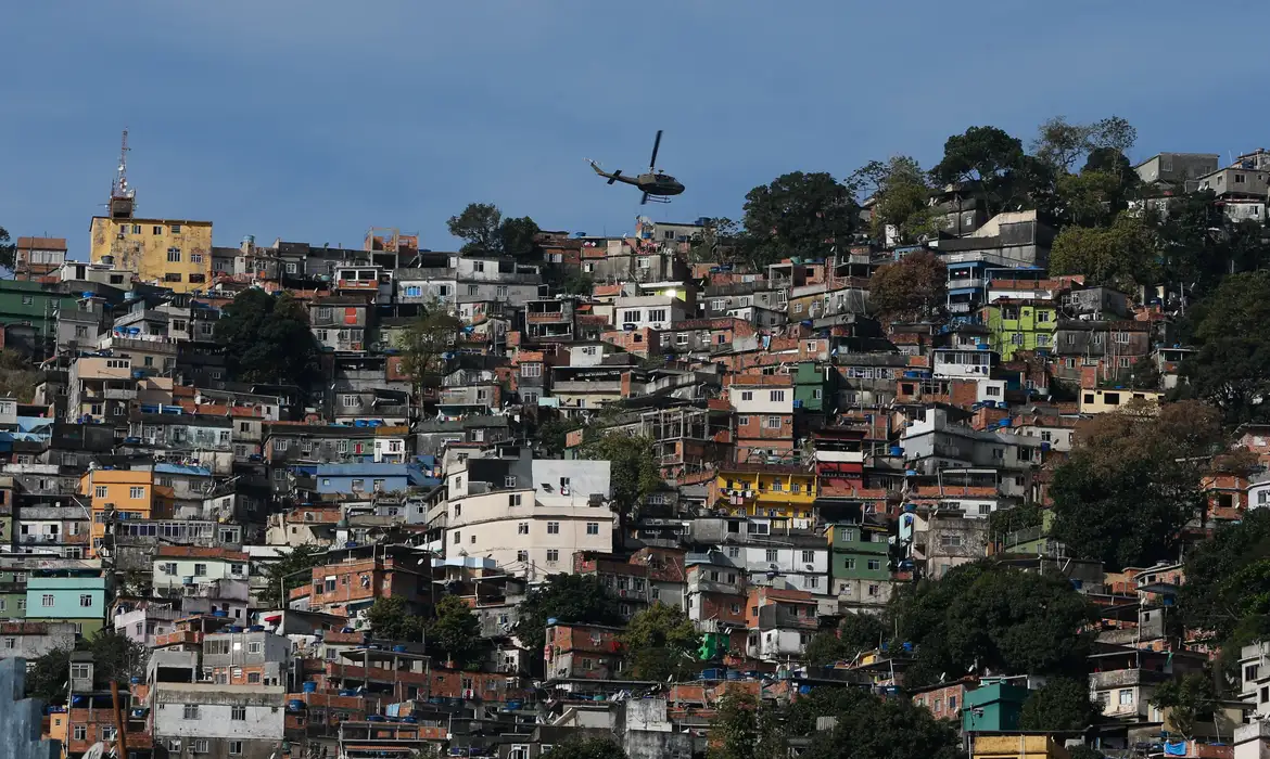 cerca-de-4,9-milhoes-vivem-em-areas-com-presenca-do-crime-organizado-no-rio,-diz-datafolha