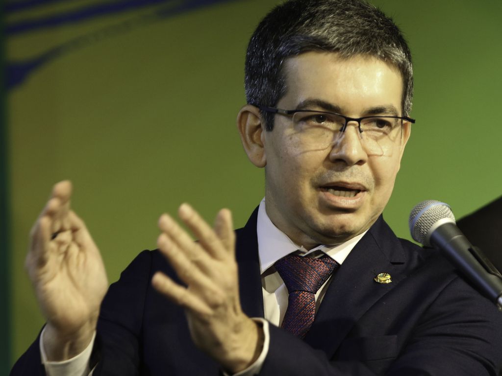 rotular-faccoes-como-terroristas-nao-combate-crime,-diz-randolfe