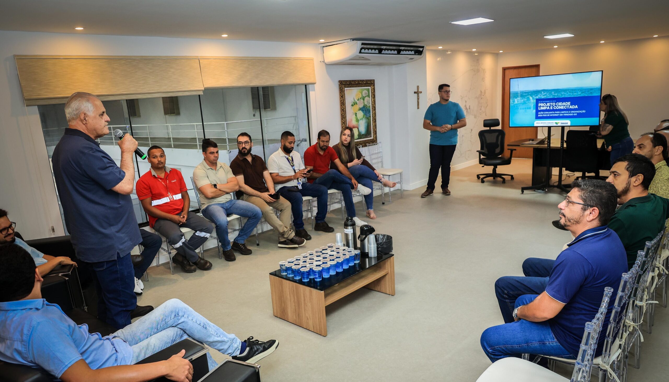 prefeitura-de-trindade-inicia-projeto-de-reorganizacao-de-fios-e-cabos-de-internet