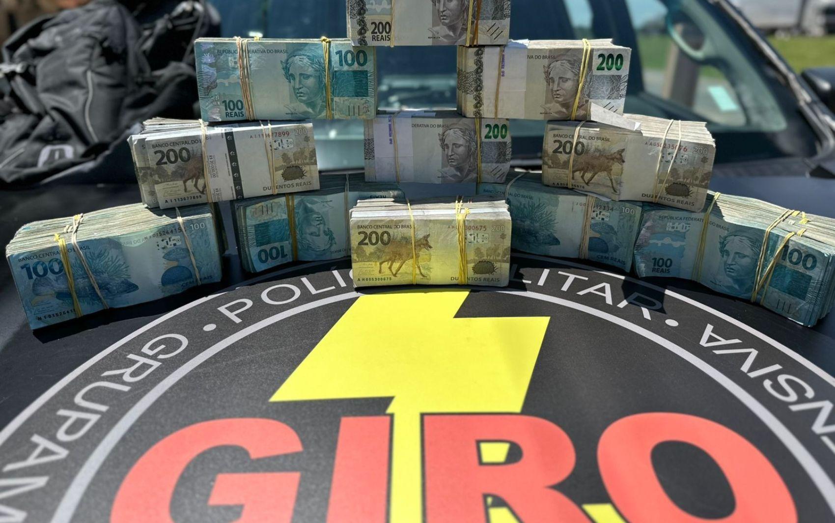 homem-e-abordado-em-goias-levando-para-brasilia-r$-850-mil-em-mochila