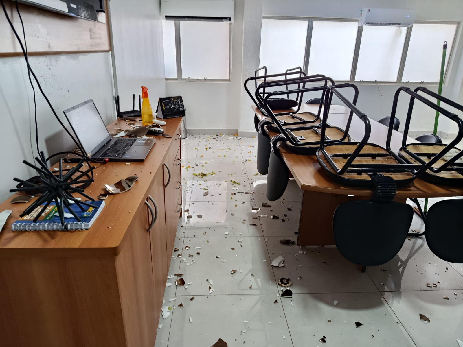 homem-em-surto-de-esquizofrenia-destroi-gabinete-do-prefeito-de-uruacu