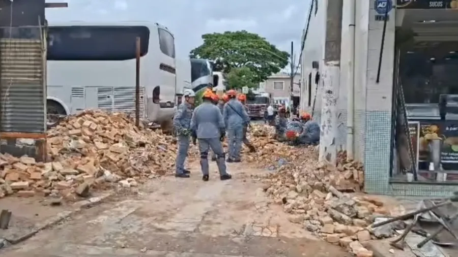 tres-pessoas-morrem-apos-onibus-derrubar-muro-em-estacionamento-em-sao-paulo