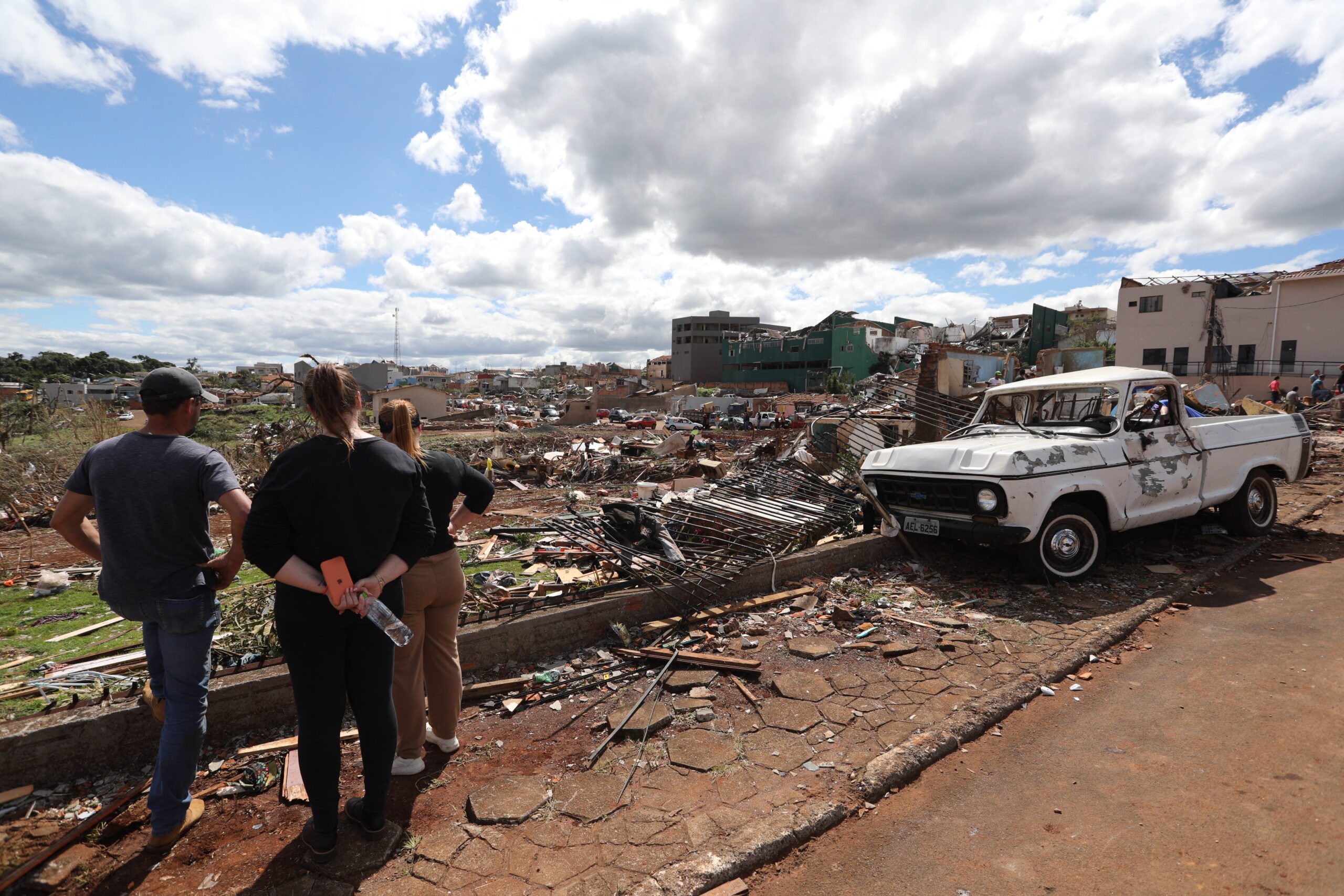 ‘queremos-reconstruir-a-vida-aqui’,-diz-filha-de-vitima-de-tornado-em-rio-bonito-do-iguacu-(pr)