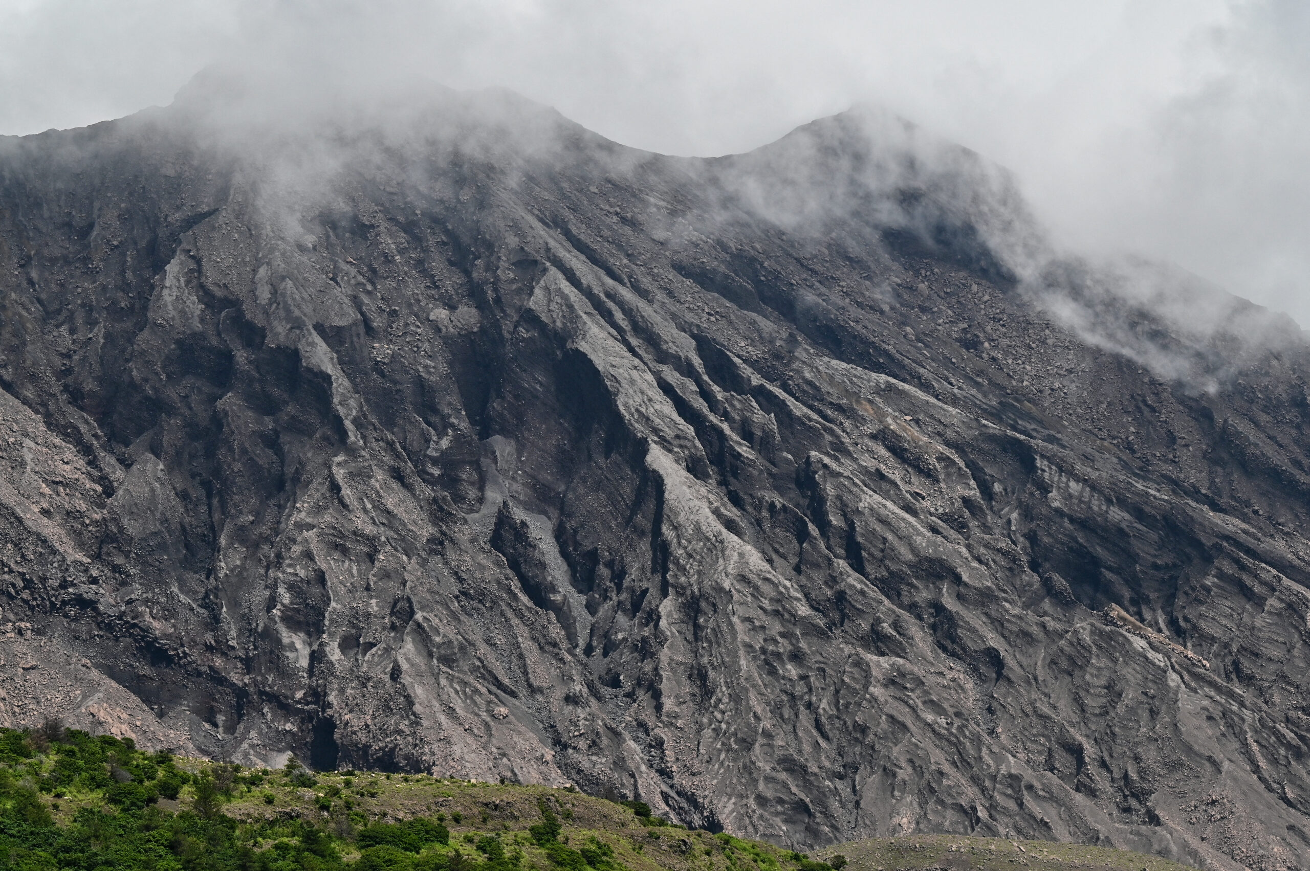 erupcao-de-vulcao-no-japao-levanta-coluna-de-4,4-km-de-cinzas-e-cancela-voos