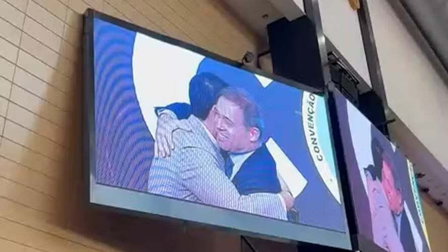 messias-e-andre-mendonca-se-abracam-em-evento-evangelico-apos-indicacao-ao-stf