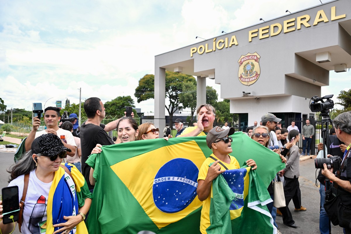 pm-usa-viaturas-para-separar-bolsonaristas-e-lulistas-concentrados-em-frente-a-pf-em-brasilia