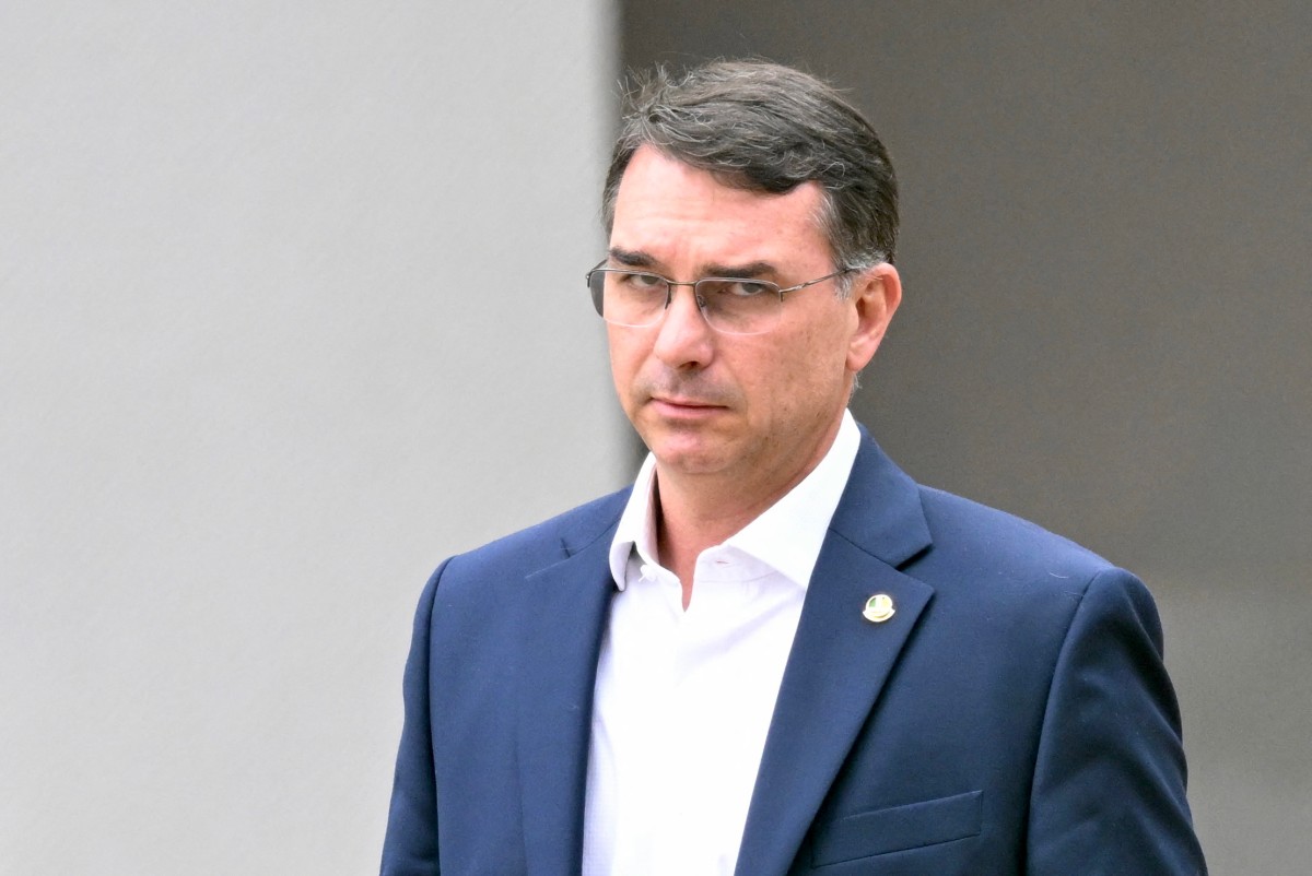 flavio-visita-bolsonaro-e-diz-que-pai-fez-‘pedido-direto’-a-motta-e-alcolumbre-por-anistia