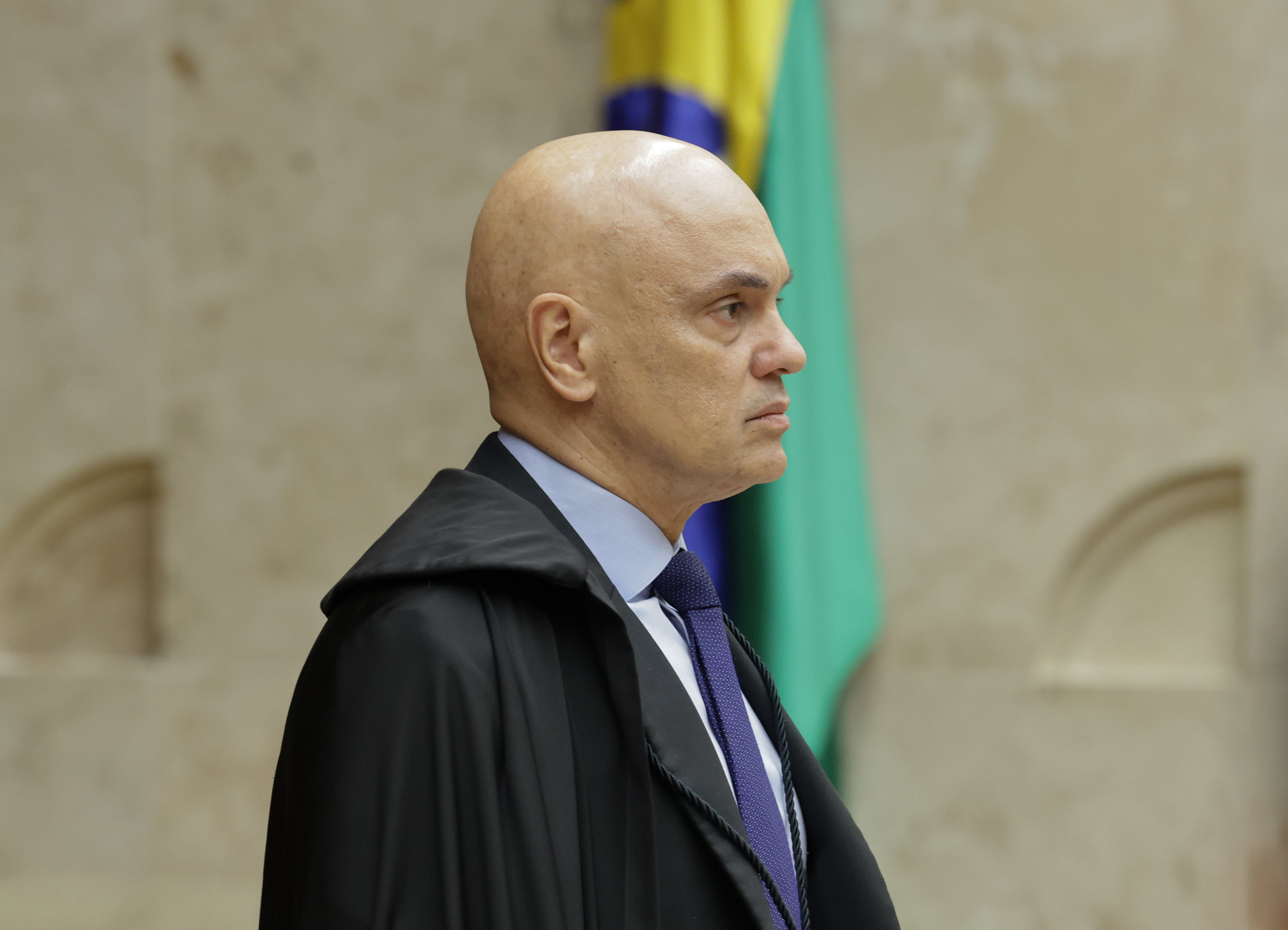 moraes-vota-para-condenar-cupula-da-pm-do-df-a-16-anos-por-omissao-intencional-no-8-de-janeiro