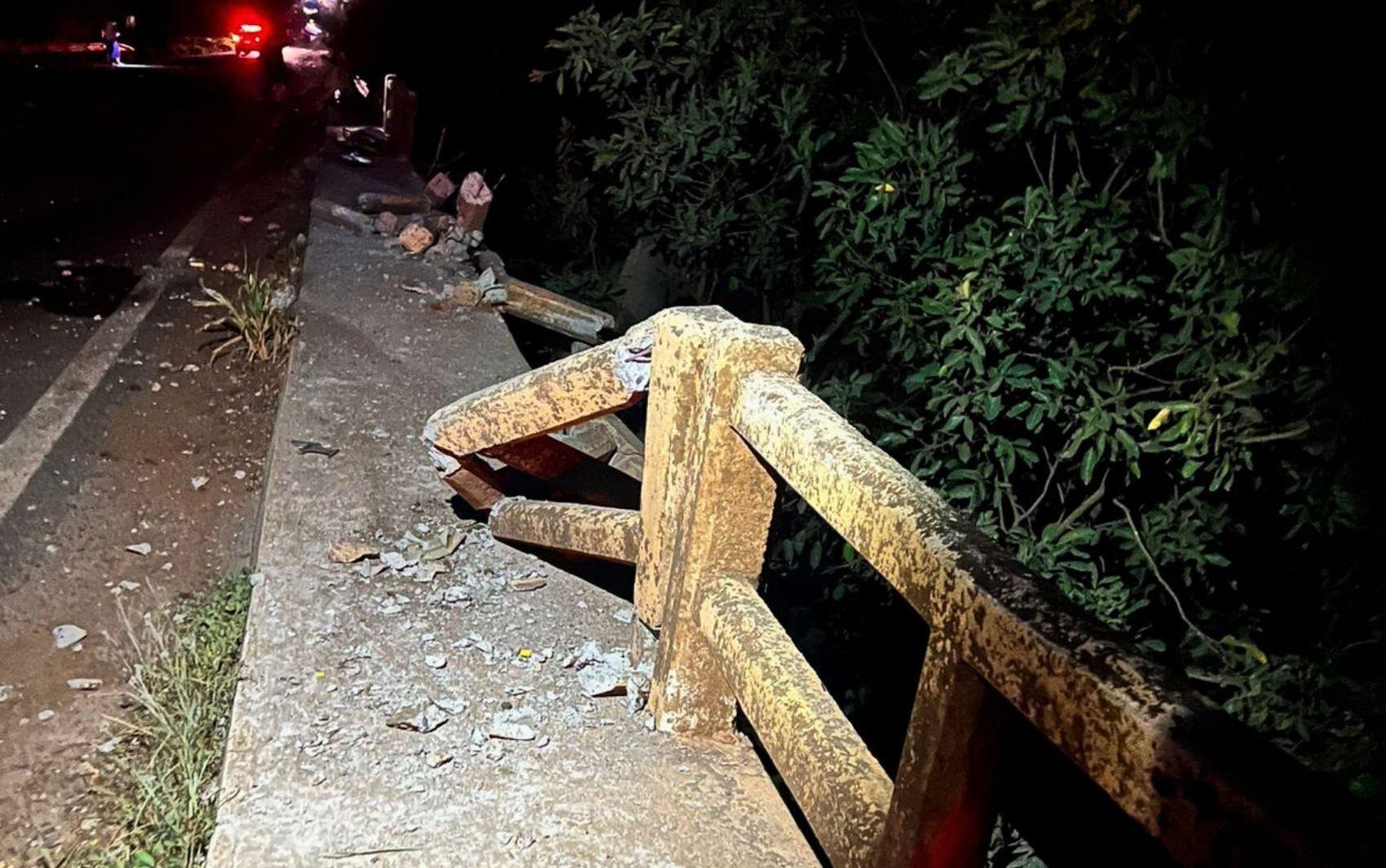 bombeiros-buscam-por-desaparecidos-apos-carro-cair-no-rio-verdinho