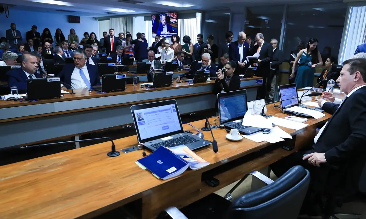 cae-do-senado-aprova-aumento-da-tributacao-de-fintechs,-bets-e-jcp;-projeto-vai-a-camara