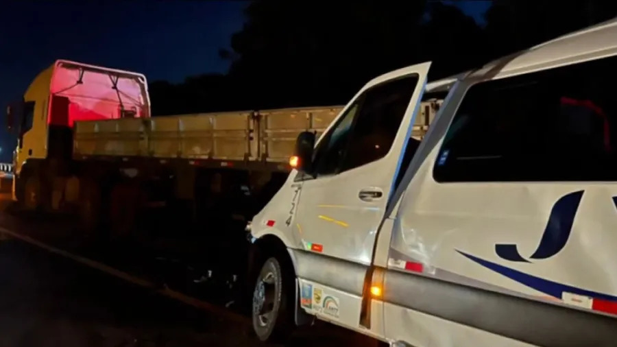 acidente-entre-carreta-e-van-com-estudantes-deixa-um-morto-e-14-feridos-no-rs