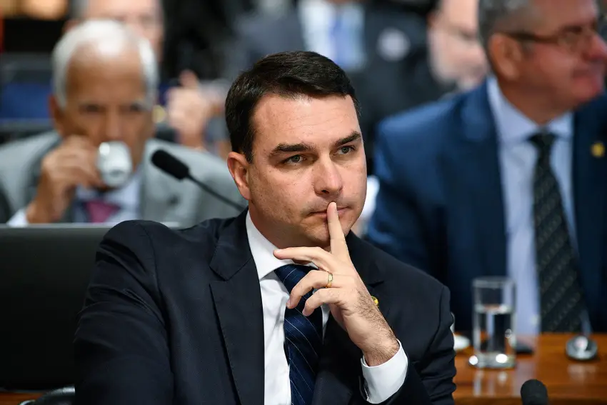 lulistas-querem-aproveitar-pre-candidatura-de-flavio-bolsonaro-para-avancar-sobre-centrao