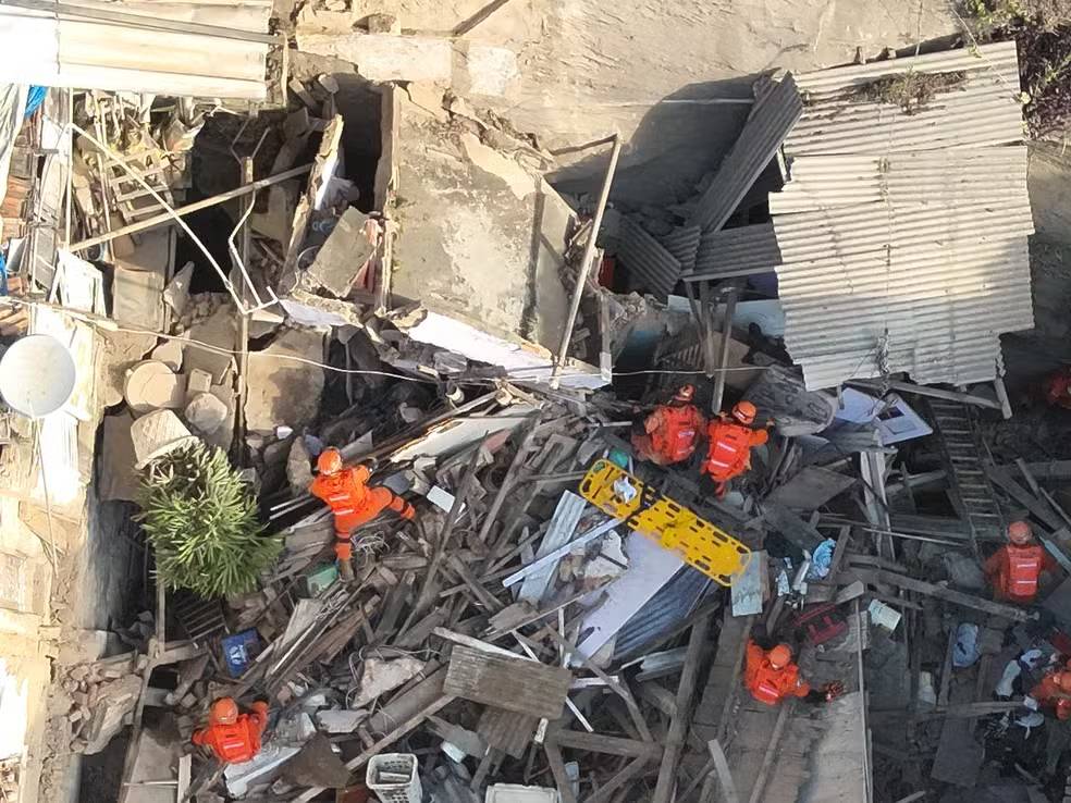 casarao-desaba-no-bairro-do-catete,-no-rio,-e-deixa-varios-feridos