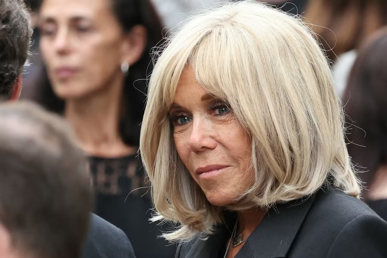 brigitte-macron-xinga-feministas-que-interromperam-show-de-humorista