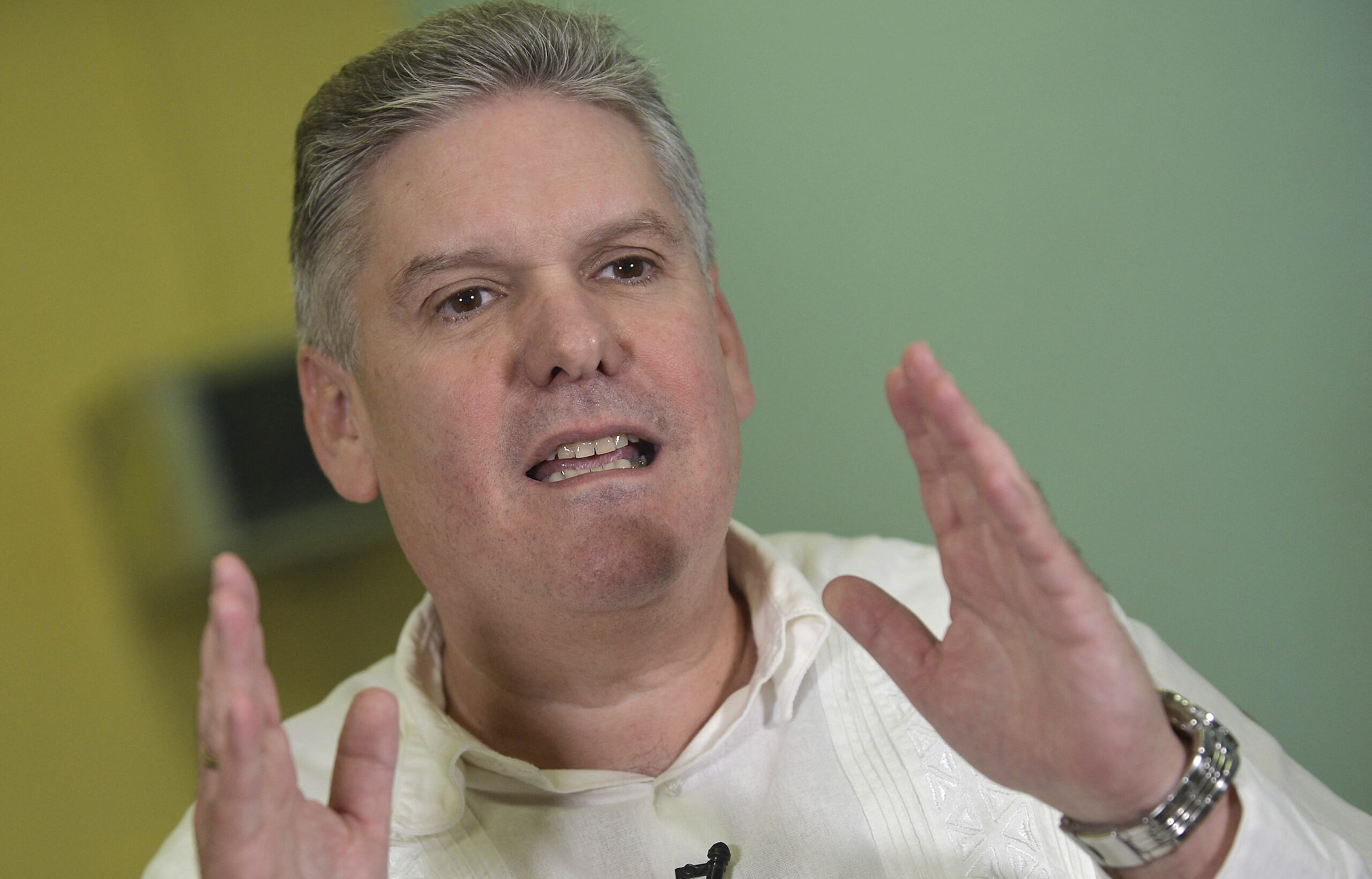 ex-ministro-da-economia-de-cuba-e-condenado-a-prisao-perpetua