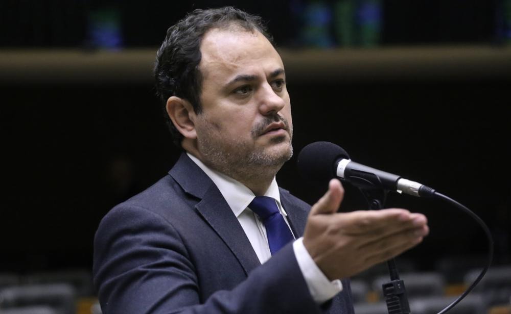 glauber-braga-se-livra-de-cassacao-e-e-suspenso-da-camara-por-6-meses-por-chute-em-militante