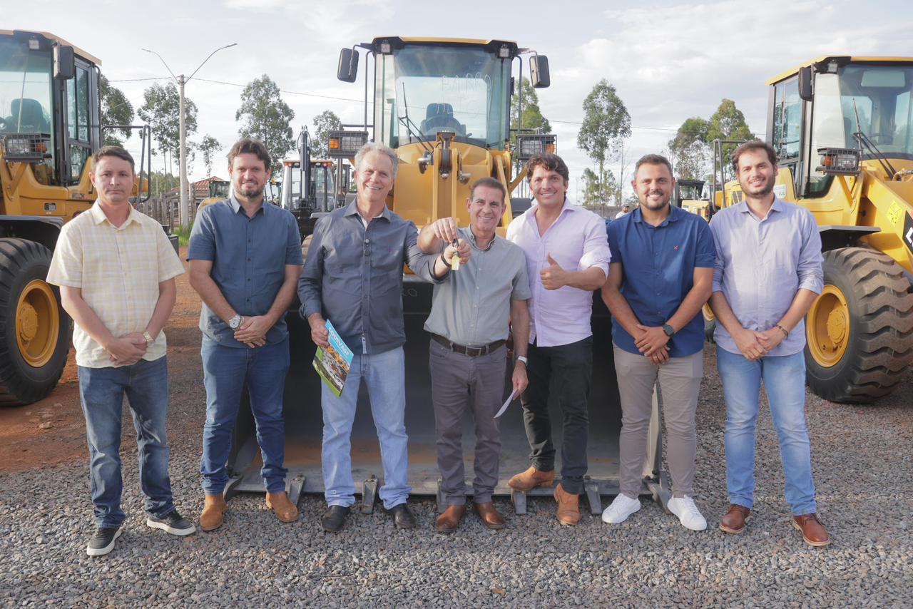 vanderlan-entrega-tratores,-caminhoes-e-maquinas-a-16-municipios