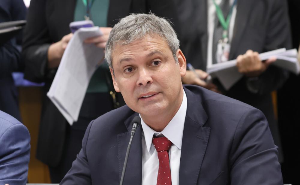 pt-nao-pode-se-dar-ao-luxo-de-nao-ter-haddad-nas-eleicoes-de-2026,-diz-lider-do-partido