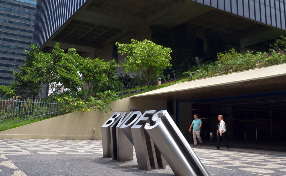 tesouro-vai-injetar-r$-6-bi-no-bndes-para-financiar-compra-de-caminhoes