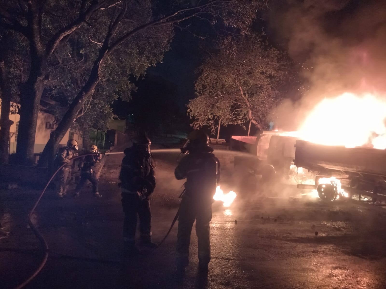 incendio-destroi-10-caminhoes-no-patio-da-seinfra-em-goiania