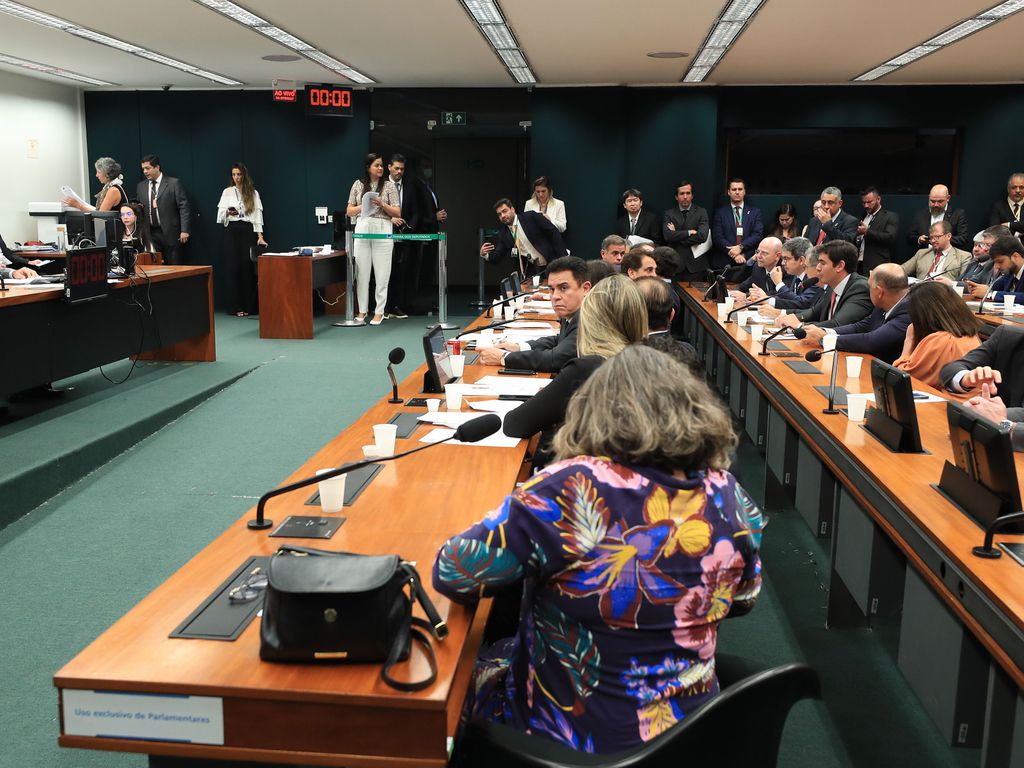 orcamento-2026:-relator-entrega-parecer-com-superavit-de-r$-34,5-bi-e-r$-61-bi-em-emendas