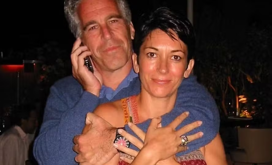 ex-namorada-de-epstein-insinua-que-relacoes-de-abusador-com-vitimas-eram-consensuais
