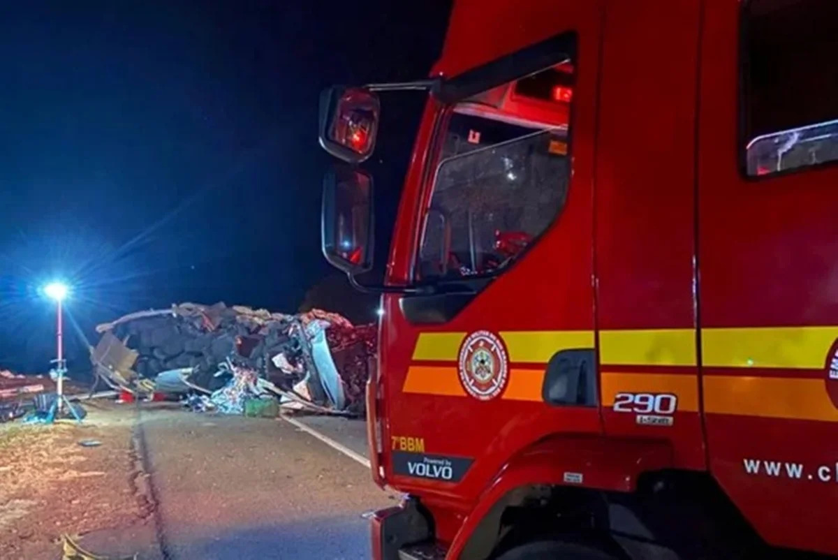 acidente-entre-caminhao-e-micro-onibus-deixa-5-mortos-e-4-feridos-no-rs