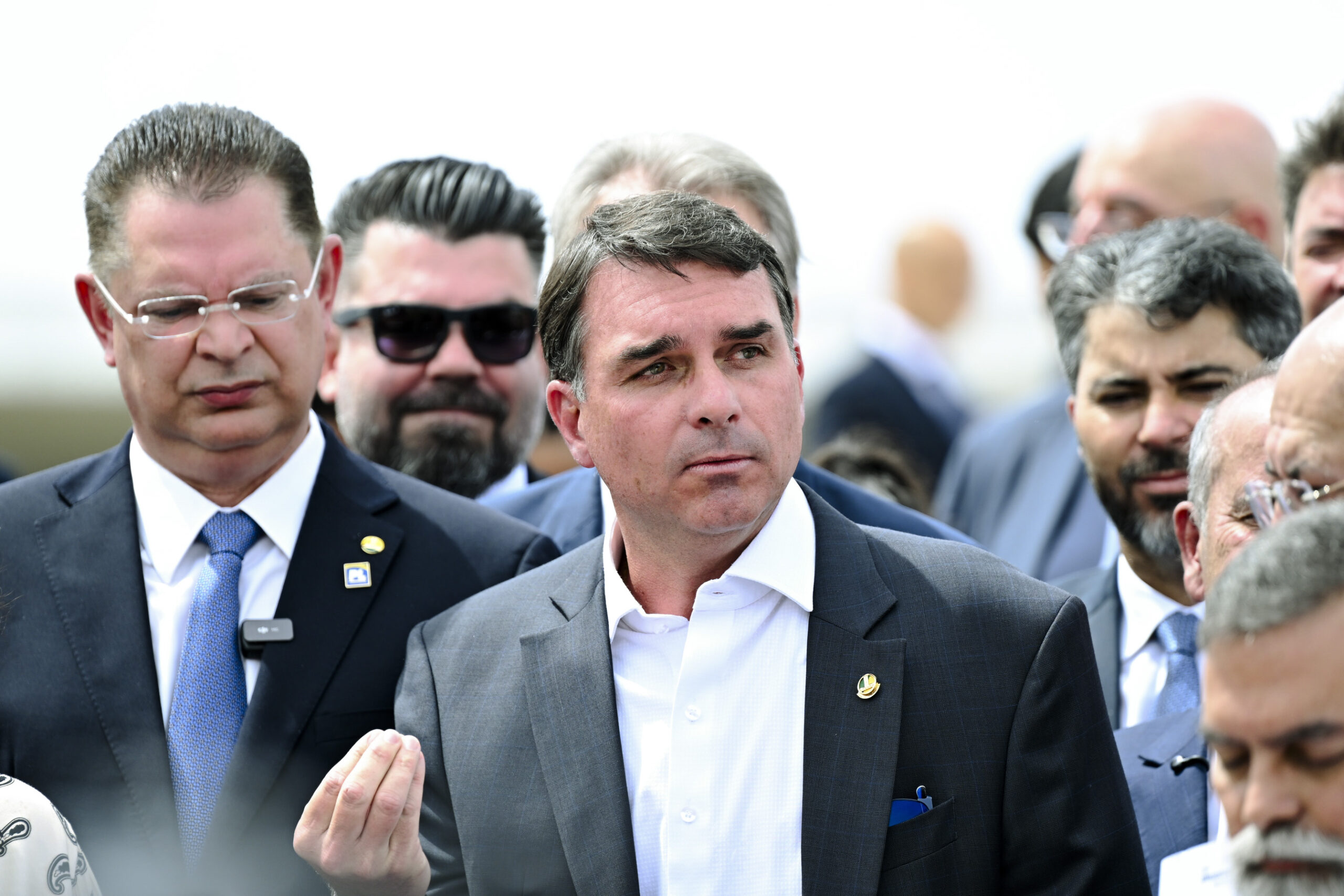 genial/quaest:-49%-acham-que-flavio-leva-candidatura-ate-o-fim;-38%-veem-via-para-negociacao