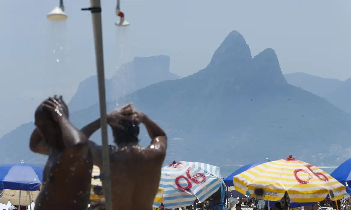 rio-de-janeiro-emite-alerta-de-calor-3-apos-registrar-maxima-de-39°c