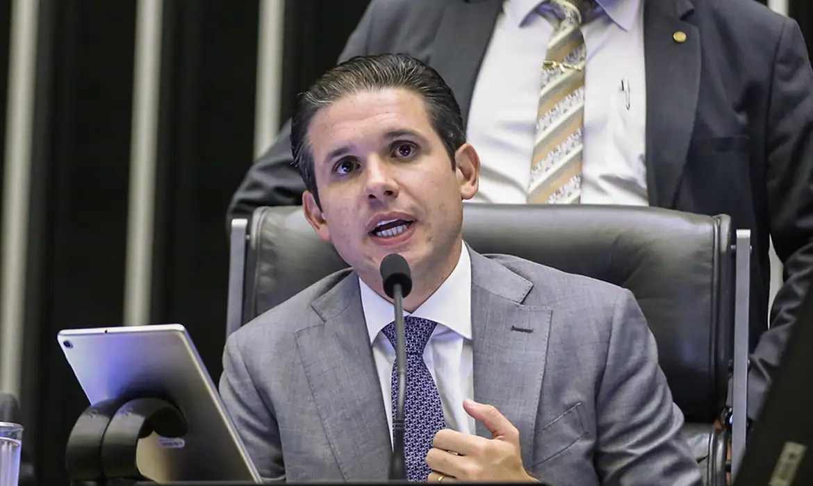 hugo-motta-defende-debate-sem-ideologia-sobre-fim-da-escala-6×1-em-2026