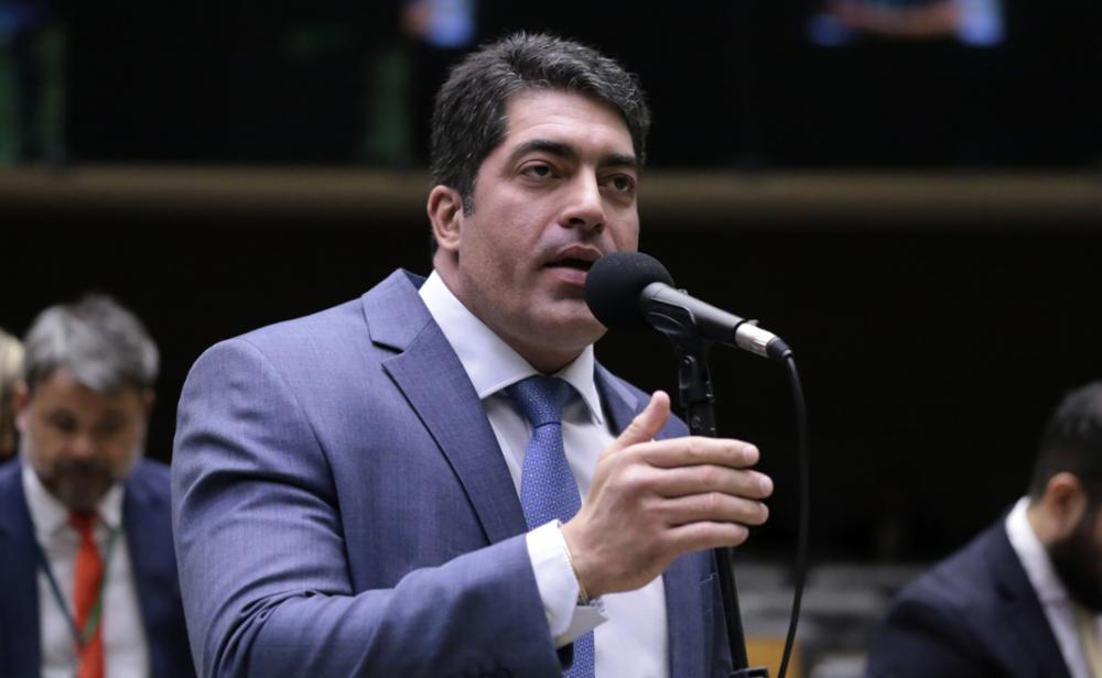 otto-alencar-filho-renuncia-ao-mandato-de-deputado-federal-e-camara-convoca-charles-fernandes