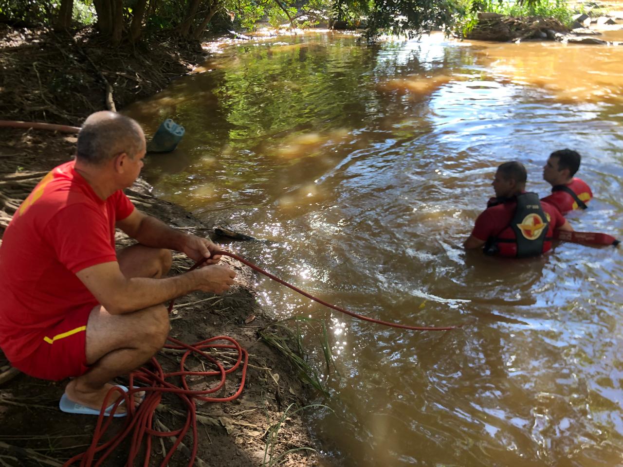 homem-de-27-anos-morre-afogado-no-rio-das-almas-em-jaragua
