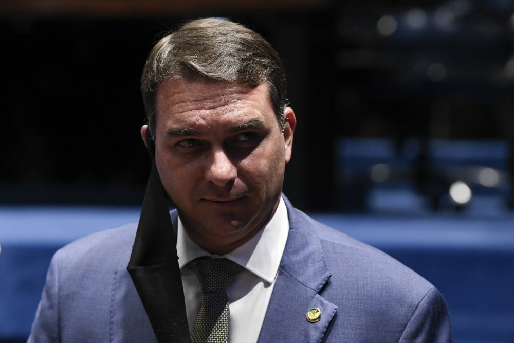 flavio-bolsonaro-busca-ex-ministros,-marcal-e-politicos-com-transito-no-mercado