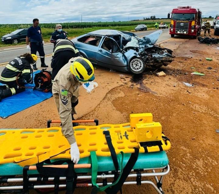 colisao-entre-carro-e-moto-na-go-414,-em-abadiania,-deixa-dois-mortos