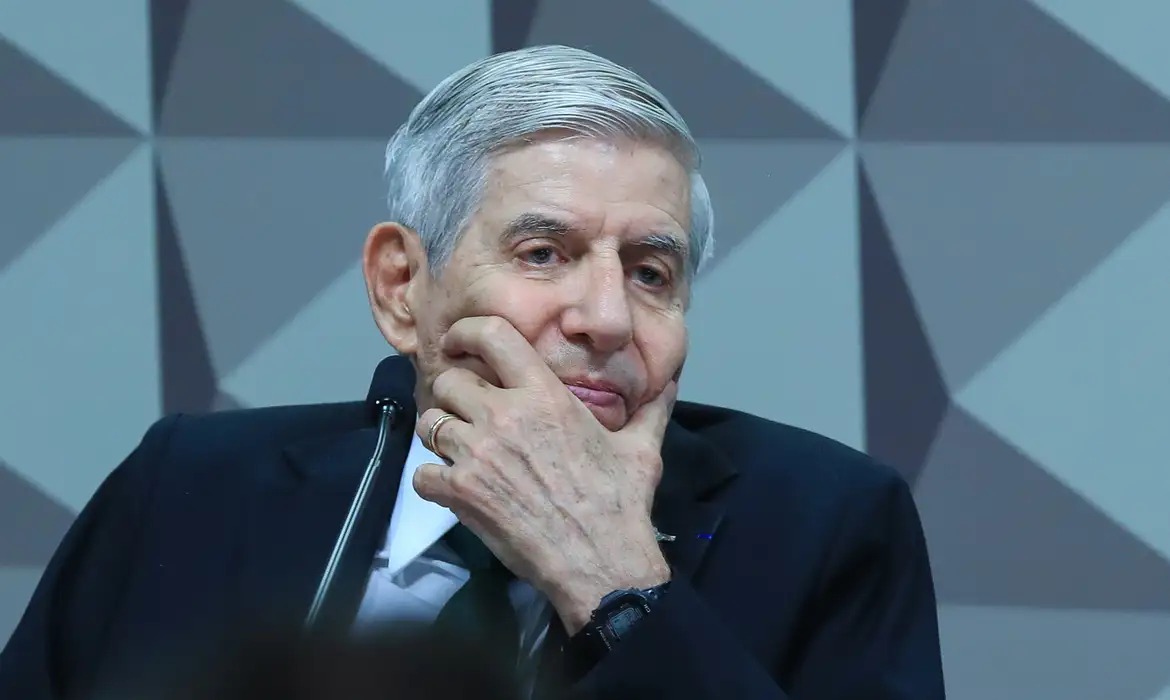 pf-diz-que-passaporte-de-augusto-heleno-nao-foi-entregue;-defesa-contesta-versao