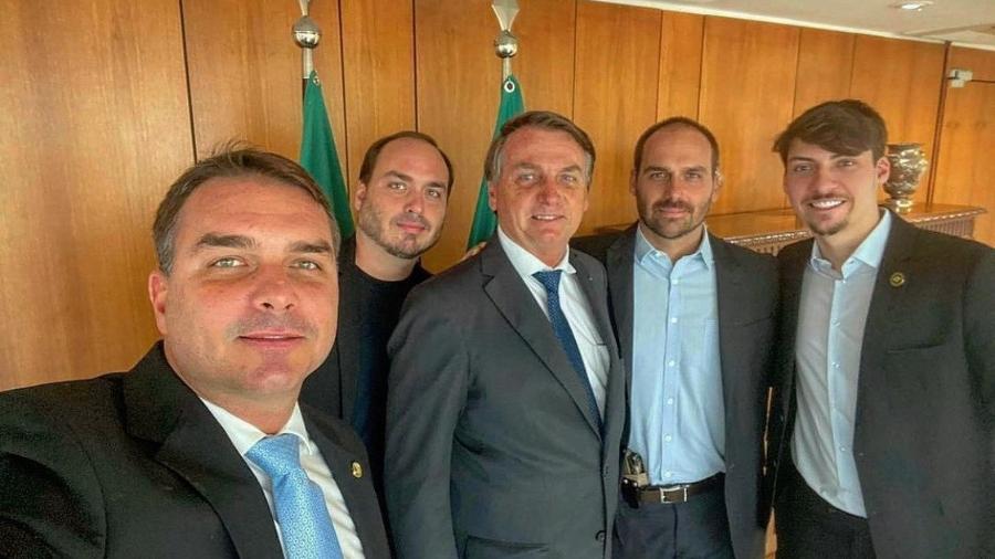 flavio-e-carlos-atacam-moraes-apos-ministro-manter-bolsonaro-preso-na-pf