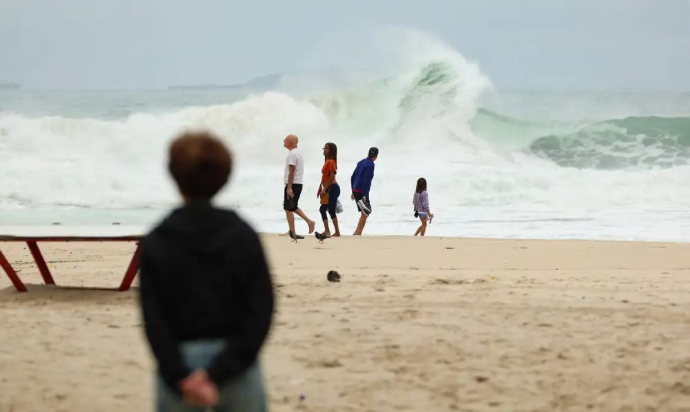 bombeiros-fizeram-1.167-salvamentos-em-dois-dias-na-orla-do-rio