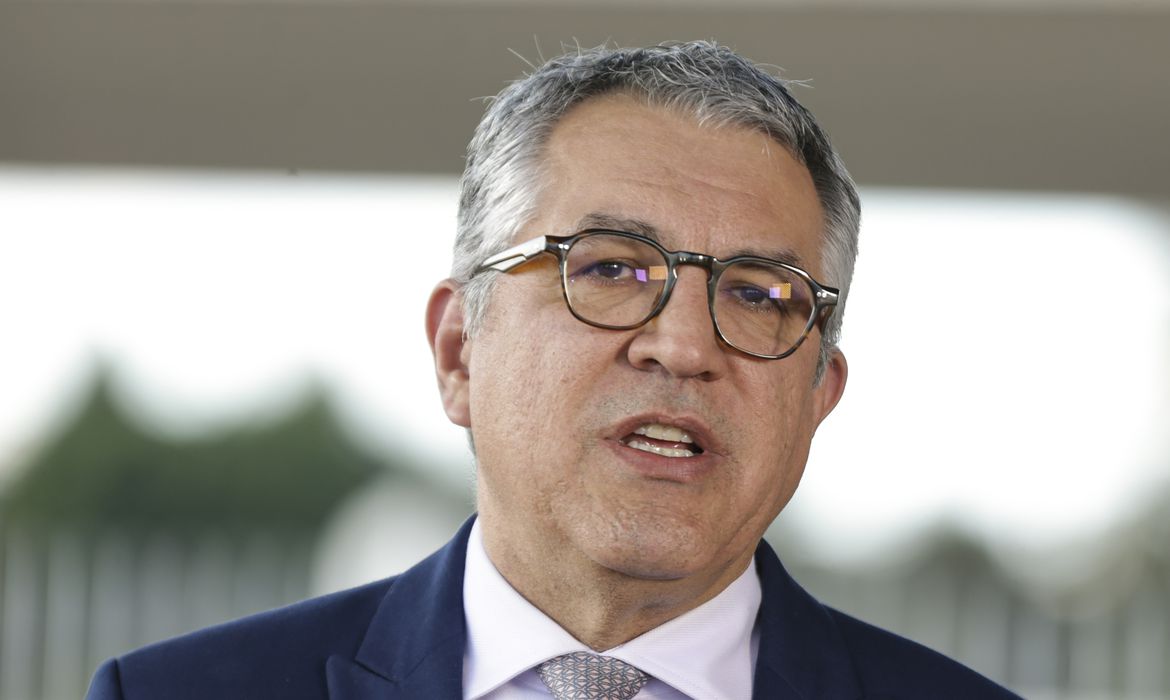 padilha-diz-que-ataque-dos-eua-a-venezuela-tem-‘impacto-multiplo’-no-brasil