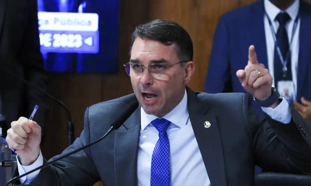 flavio-bolsonaro:-‘maduro-e-exemplo-de-como-um-regime-autoritario-pode-destruir-uma-nacao’